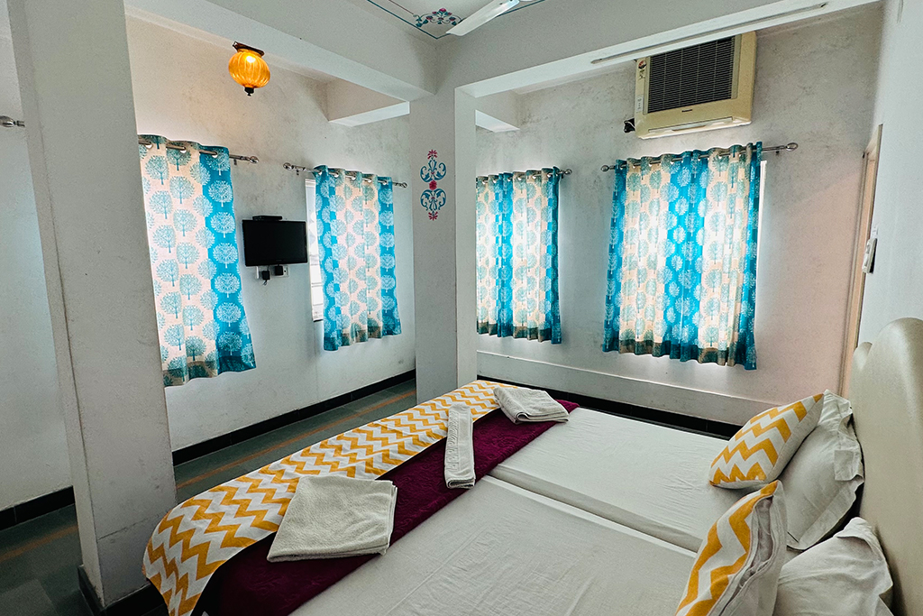 Top rated homestay in udaipur near lake